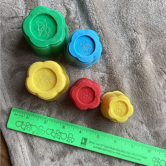 Vintage Hong Kong Plastic Childrenโs Stackable Educational Cups Set of 5 - Picture 4 of 16